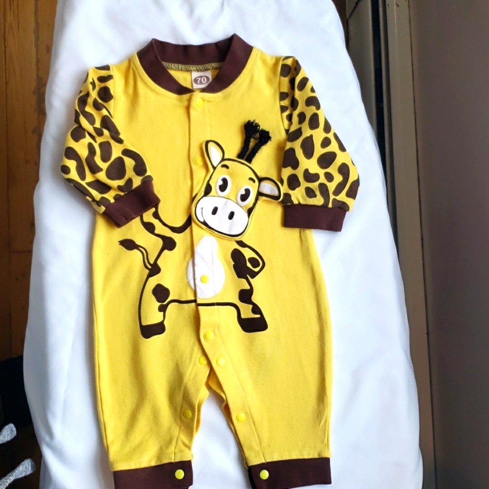 Onesie, snap ,yellow giraffe, boy or girl aprox size 9 months, New never worn